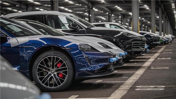 Porsche in Lagerhalle.