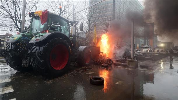 Der Bauernprotest in Brüssel eskaliert In Brüssel protestieren Landwirte im Europaviertel vor dem Treffen der Agrarminister und -ministerinnen.