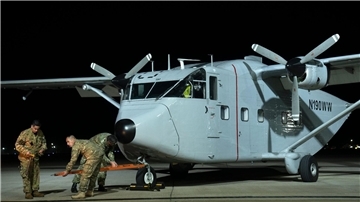 In Buenos Aires bereiten sich Piloten darauf vor, eines der Flugzeuge zu transportieren, die bei den „Todesflügen“ während der letzten Militärdiktatur Argentiniens eingesetzt wurden.