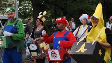 Bunt verkleidete Gruppen beim Festumzug in Leherheide.