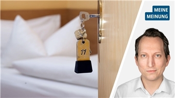 Ein Zimmerschlüssel hängt im Schlüsselloch einer Zimmertür, die geöffnet ist. Durch den geöffneten Spalt ist ein Bett mit zwei Kissen zu sehen. Rechts daneben ist der Kopf des Autors zu sehen. 