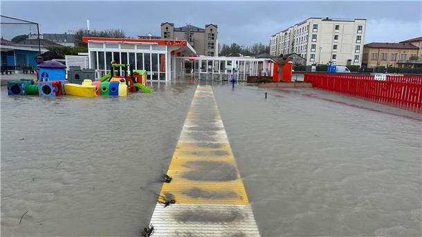 Überschwemmungen in Teilen Italiens - Neun Tote In Cesena ist der Fluss Savio nach extremen Regenfällen über die Ufer getreten, Straßenzüge am Fluss stehen unter Wasser.