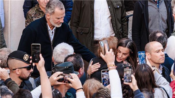 Diesmal netter Empfang für Royals im spanischen Flutgebiet In Chiva gab es viele Umarmungen und laute Jubelrufe.