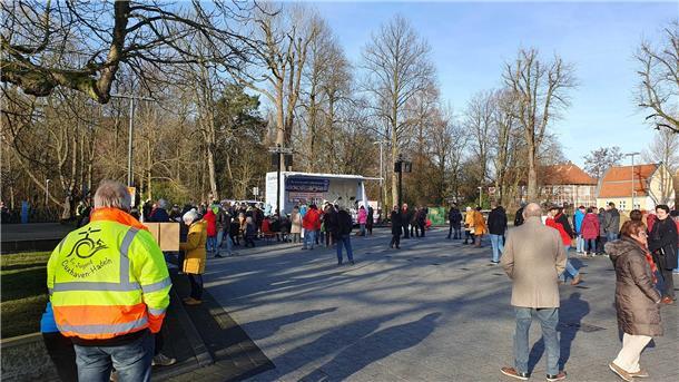 In Cuxhaven machen sich die ersten Menschen für die Demo bereit.