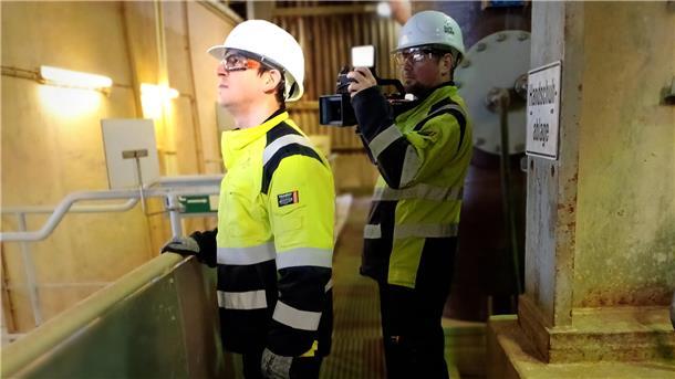 Das Foto zeigt Glencore-Mitarbeiter Mohamed mit Filmemacher Philip Heyelmann im Hintergrund.
