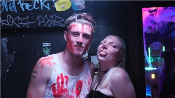 Das sind die Bilder von der gruseligen Halloween-Party im Shiva am Donnerstag Zwei verkleidete Personen posieren für die Kamera.