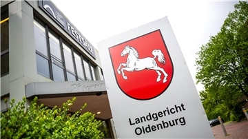 In dem Prozess am Landgericht Oldenburg soll der Skandal um die teure Reparatur des Marine-Segelschulschiffs „Gorch Fock“ aufgeklärt werden.