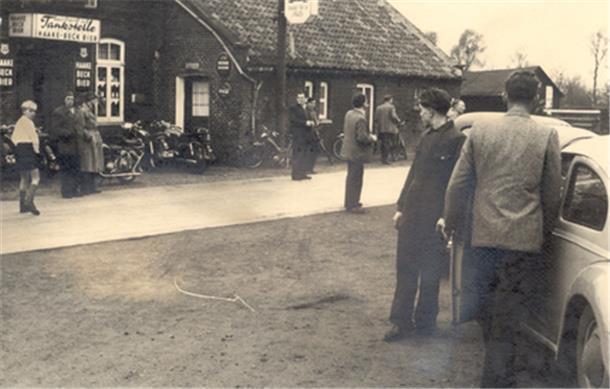 Motorräder: Geliebt im Alltag und als Rennmaschinen In den 1950er Jahren in Phiesewarden: Männertreffen vor der Kneipe mit Motorrädern und Autos.