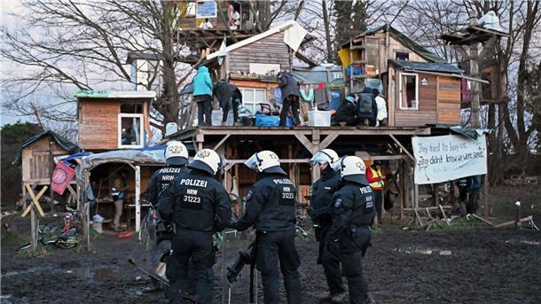 Abrissbagger in Lützerath - Widerstand bröckelt In den Baumhäusern harren noch zahlreiche Aktivisten aus. Der aufziehende Sturm macht ihnen den Verbleib schwerer.