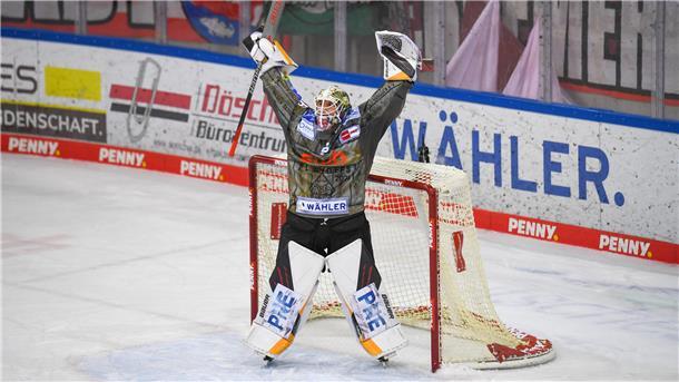 In den ersten beiden Spielen jubelte Pinguins-Torhüter Maximilian Franzreb. Wie steckt er die vielen Gegentore vom Sonntag weg?