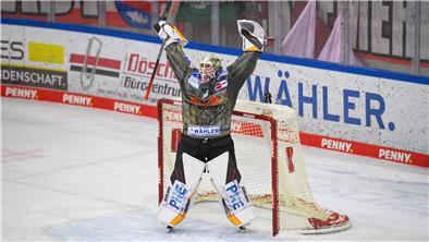 In den ersten beiden Spielen jubelte Pinguins-Torhüter Maximilian Franzreb. Wie steckt er die vielen Gegentore vom Sonntag weg?