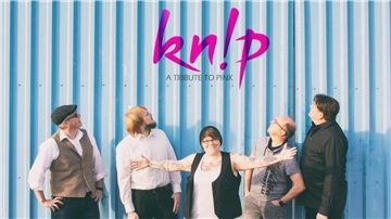 Gruppe vor blauer Wand