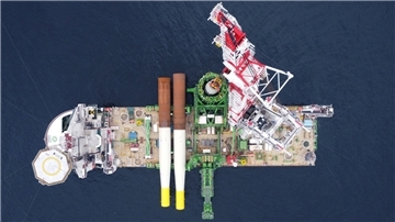 In den Gewässern der deutschen Ostsee wurde am vergangenen Wochenende das letzte Fundament des Offshore-Windparks Arcadis Ost 1 installiert. Auf dem Installationsschiff „Orion“ liegen zwei der Monopiles, die aus Blexen stammen.