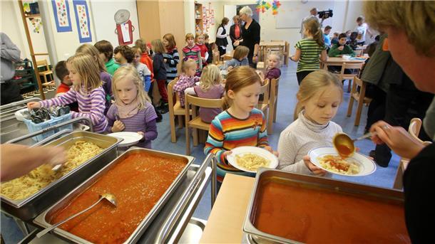 In den Grundschulen muss ab 2026 auch ausreichend Raum und Platz sein für das gemeinsame Mittagessen.