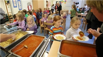 In den Grundschulen muss ab 2026 auch ausreichend Raum und Platz sein für das gemeinsame Mittagessen.