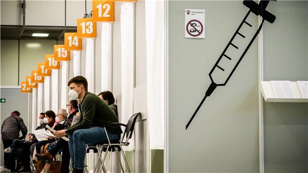 Inzidenz steigt wieder - Strafen für Impfschwänzer? In den Impfzentren hüfen sich die abgesagten oder nicht wahrgenommenen Termine.