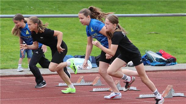 Wettkämpfer trotzen Regenwetter bei Kreismeisterschaften in der Leichtathletik Mädchen beim Laufen