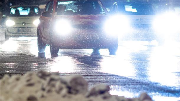 Vorsicht im Straßenverkehr: Schnee und Glätte in Niedersachsen und Bremen erwartet  Autos fahren am frühen Morgen eine Straße im Zentrum entlang.