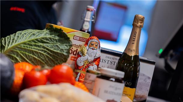 Lebensmitteleinkauf fürs Fest: Jeder Zweite will sparen In den nächsten Wochen decken sich die Menschen in Deutschland mit Lebensmitteln für Weihnachten ein.