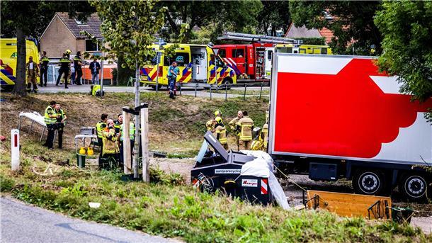 In den Niederlanden ist ein Lastzug in dem Ort in der Nähe von Rotterdam in ein Nachbarschaftsfest gekracht und hat mehrere Menschen in den Tod gerissen.