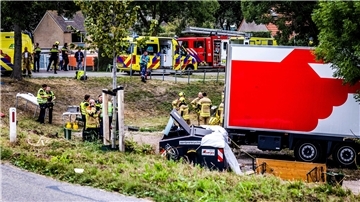 In den Niederlanden ist ein Lastzug in dem Ort in der Nähe von Rotterdam in ein Nachbarschaftsfest gekracht und hat mehrere Menschen in den Tod gerissen.