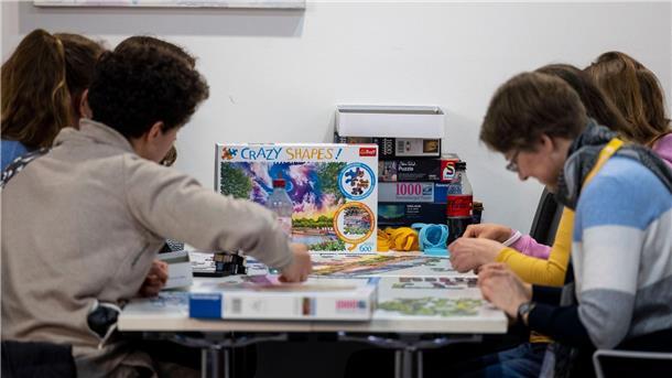 Hochbegabt mit IQ 130 plus: enorme Skills und viele Hürden In den Pausen lösen die Teilnehmer des Hochbegabtentreffens Puzzles mit 1000 und mehr Teilen.