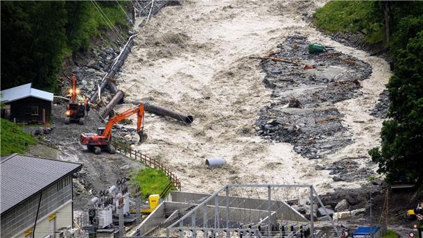 Drei Vermisste nach Unwettern in der Schweiz In den Schweizer Kantons Graubünden und Wallis gab es zahlreiche Gewitter und heftige Niederschläge, Hochwasser und einen Bergsturz.