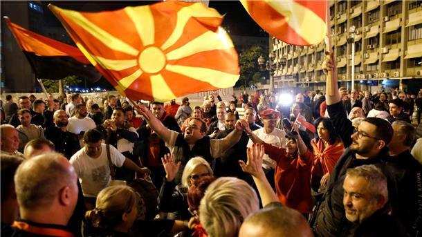 Rechte Opposition in Nordmazedonien feiert Machtwechsel In den Straßen der Hauptstadt Skopje feierten die Anhänger der Opposition bis tief in die Nacht.