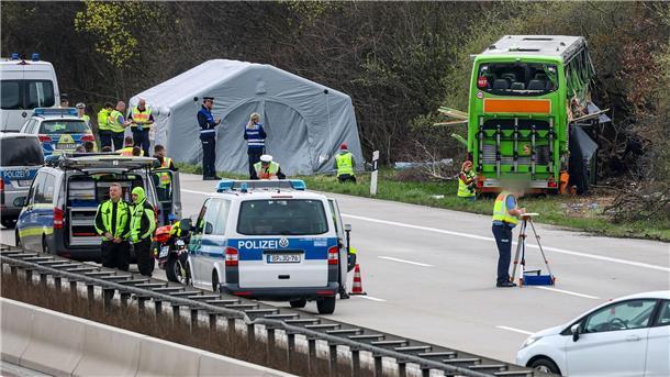 Schwerer Busunfall: Drei der vier Todesopfer identifiziert In den vergangenen Jahren gab es immer wieder schwere Reisebusunfälle.