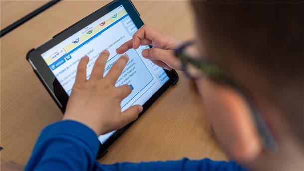 Nach iPad-Diebstahl: Magistrat will Einbruchschutz an Schulen überprüfen Ein Schüler arbeitet an einem Tablet.