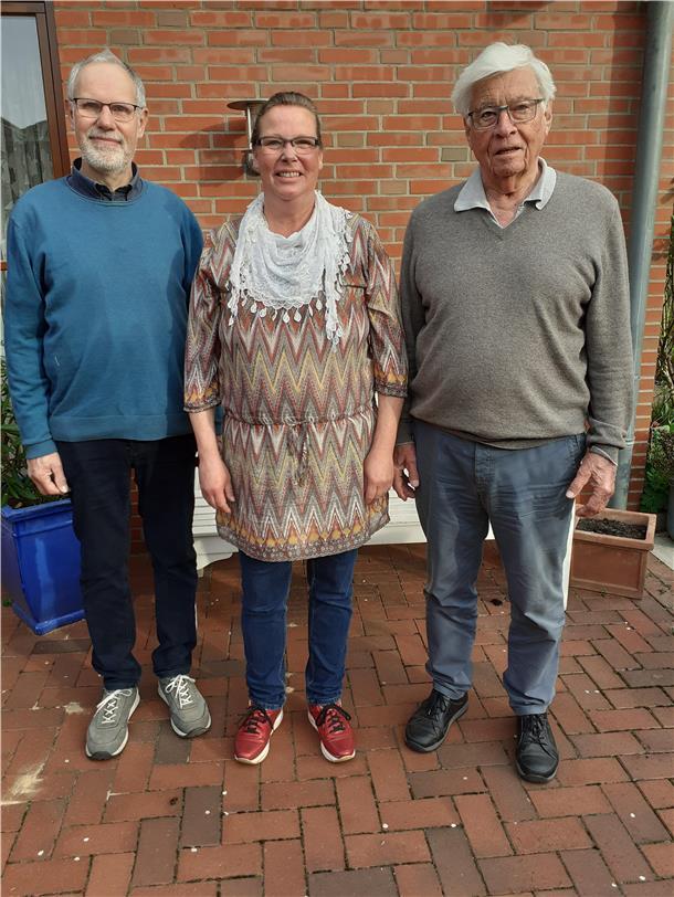 Freundeskreis Asyl wählt neue Vorstandsmitglieder und mahnt Der Vorstand des Freundeskreis Asyl Zeven-Selsingen: (von links) Hermann Borchers (Schriftführer), Britta Hansen (Kassenwartin), Hartmut Schmidt (Vorsitzender).
