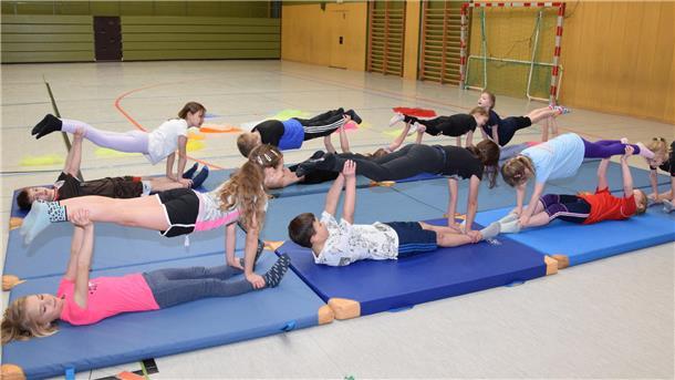 Selsinger machen Grundschule mit vielen Projekten anders erlebbar In der Akrobatik-Gruppe üben die Kinder sportliche Kunststücke ein.