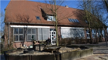 In der Alten Schule in Dedesdorf-Eidewarden, in der bislang die Kita untergebracht ist, ist es eng, das Gebäude ist alt. Nun will die Gemeinde Loxstedt 300 Meter weiter östlich eine neue Kita bauen.