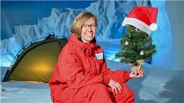 In der Antarktis-Ausstellung des Klimahauses sagt die Meteorologin Annika Brieber das Wetter für die Weihnachtstage voraus.