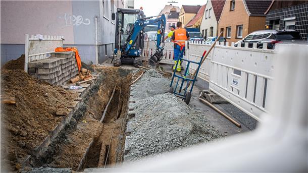 In der Auguststraße in Bremerhaven wurde ein beschädigtes Kabel freigelegt, das für den Stromausfall am Sonntag verantwortlich gewesen sein könnte.