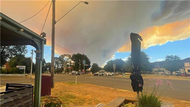 „Monster-Brand“ wütet in australischem Bundesstaat Victoria In der australischen Stadt Ballarat ist das heftige Buschfeuer aus der Ferne zu sehen.