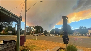 In der australischen Stadt Ballarat ist das heftige Buschfeuer aus der Ferne zu sehen.