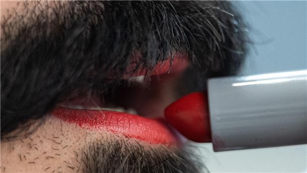 In der Barockzeit schminkten Männer die Lippen eher dunkelrot, sagt Visagist Koch.