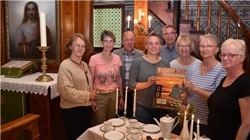 In der beim Altar der Stollhammer Kirche eingerichteten „guten Stube“ freuen sich diese der zahlreichen Mitwirkenden auf die „Nacht der Acht“: Annemarie Cornelius, Renate Ennen-Hansing, Pastor Klaus Braje, Diakonin Sandra Bohlken, Pastor Dietmar Reumann-Claßen, Änne Cornelius, Ingrid Süßenbach und Aenne Speetzen (von links).