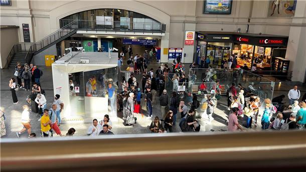 Fünf Tipps, um auch schwerhörigen Menschen das Verstehen zu erleichtern Bahnhofshalle