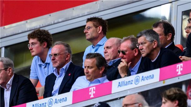 Studie: Kaum Platz für Frauen in Fußball-Spitzenpositionen In der Bundesliga sind die meisten Spitzenjobs an Männer vergeben.
