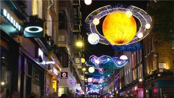 Bilder des Tages In der Carnaby Street in London wird es weihnachtlich: Die Passanten erfreuen sich an zahlreichen bunten Lichtern und Dekorationen.