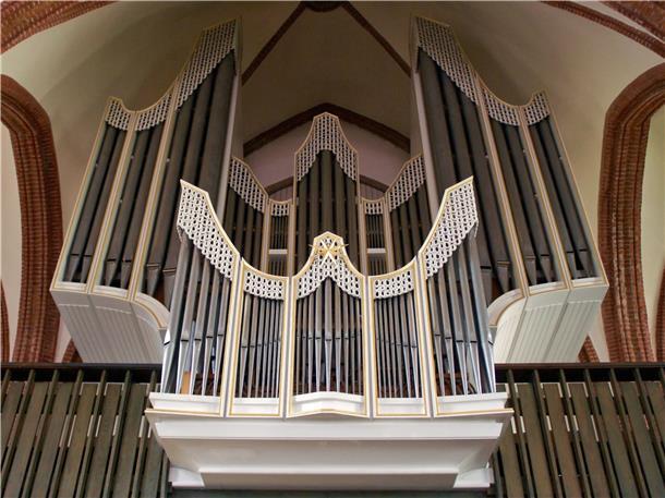 Eine Orgel in einer Kirche. 