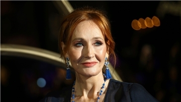 In der Debatte um die Rechte von Transmenschen hat die Harry-Potter-Autorin Joanne K. Rowling erneut für Aufsehen gesorgt.