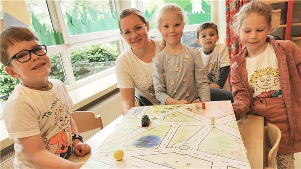 Kita Mitte in Nordenham: Darum ging es diesmal beim Forschertag Kinder experimentieren beim Forschertag im Kindergarten Mitte mit Magneten.
