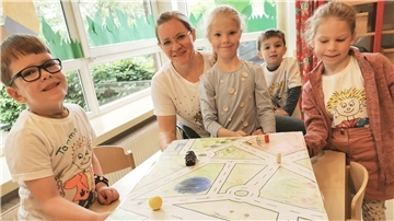 Kinder experimentieren beim Forschertag im Kindergarten Mitte mit Magneten.