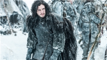 In der dritten Staffel von „Games of Thrones“ wird es richtig kalt, ein einziger Winter dauert Jahrzehnte. Das ist hart für Jon Snow (Kit Harington), der als Gefangener das Lager der Wildlinge erreicht.