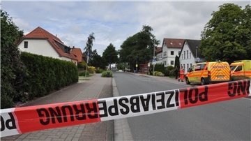 In der ehemaligen Landwirtschaftsschule hatte sich der 36-jährige Vater mit seinem zweijährigen Sohn verschanzt und drohte, dem Kind oder sich selbst Gewalt anzutun. Die Polizei sperrte den Bereich weiträumig ab.