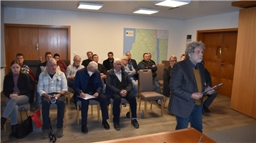 In der Einwohnerfragestunde erhob auch Johann Dieckmann das Wort für die Seefelder Bürgerinitiative „Gegenwind“.