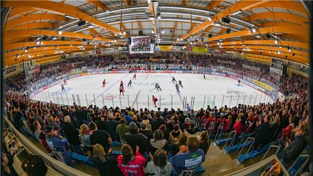 Die Eisarena in Bremerhaven von der Zuschauertribüne aus gesehen.